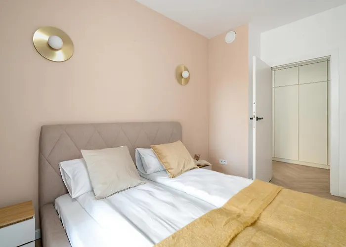 Spacious Two Bedroom With Underground Parking By Renters Appartamento *