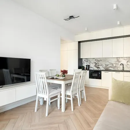 Lägenhet Spacious Two Bedroom With Underground Parking By Renters